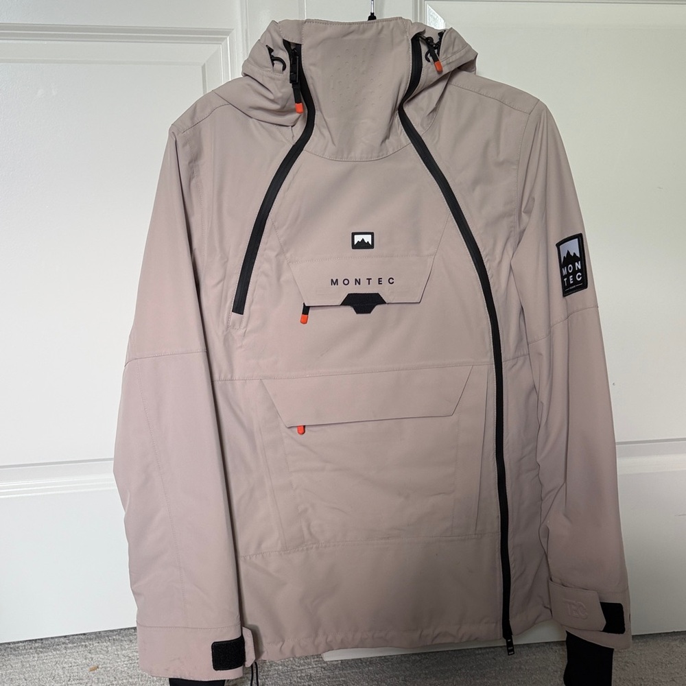 Montec Ski Jacket
Sand color - Insulated